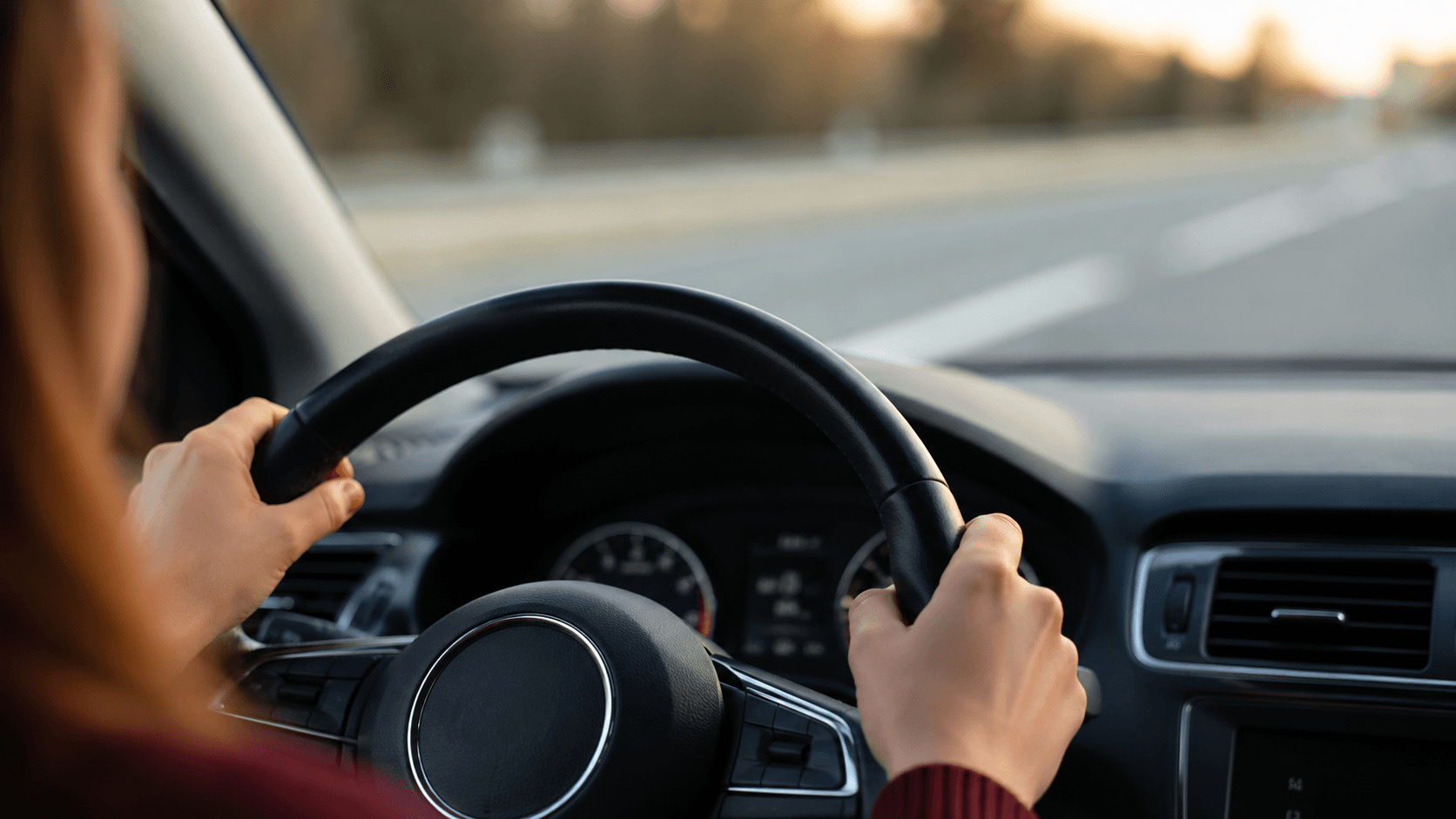 Blick aus einem Auto auf die Straße während einer Fahrstunde