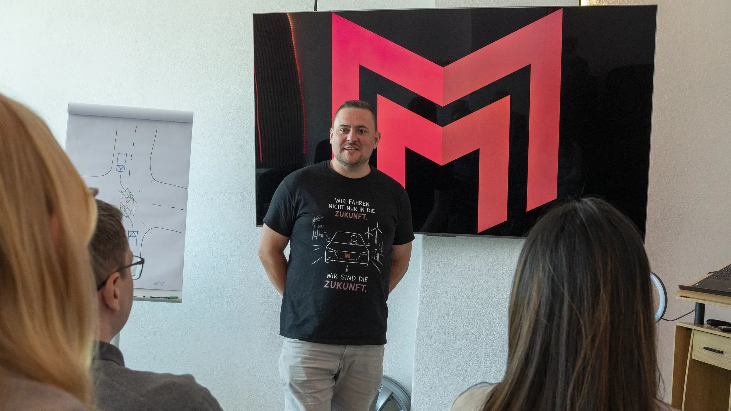 Theorieunterricht bei MultiMove vor Fahrschülerinnen und Fahrschülern