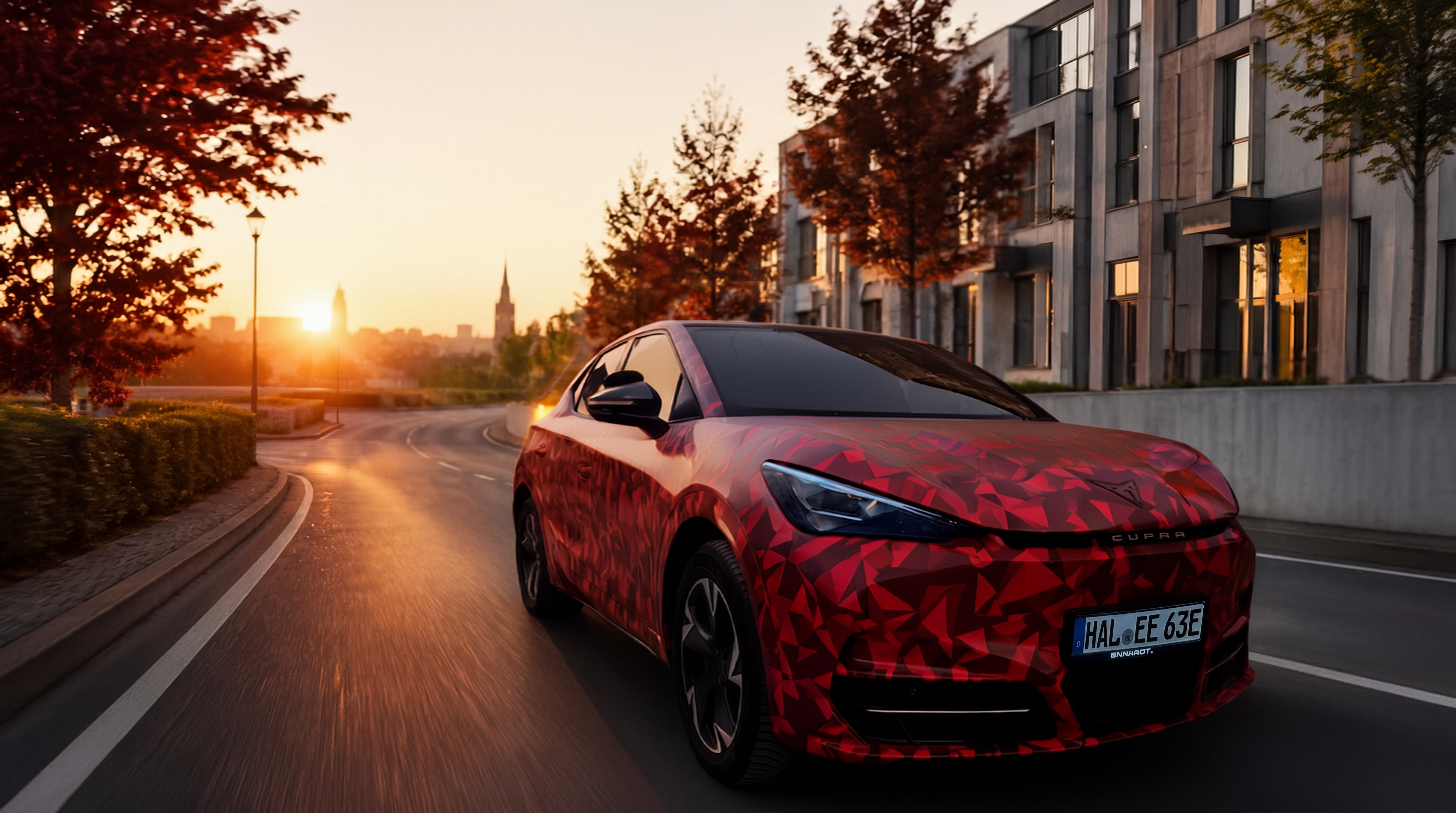 Fahrschulauto auf einer Straße im Sonnenuntergang