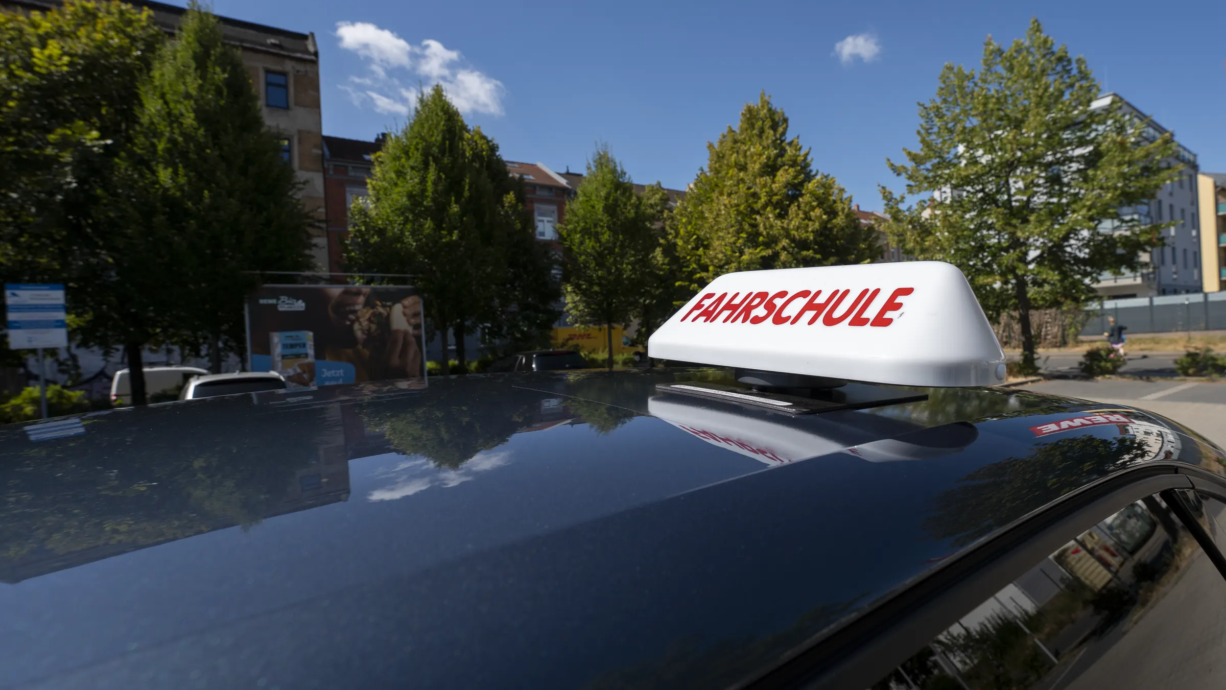 Fahrschulauto von MultiMove mit Fahrschul-Dachschild